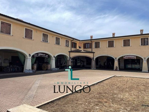 negozio in vendita a Pomezia in zona Colli di Enea