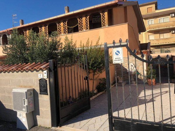 casa indipendente in vendita a Pomezia in zona Torvaianica
