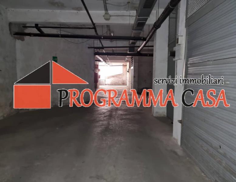 locale di sgombero in vendita a Pomezia in zona Torvaianica