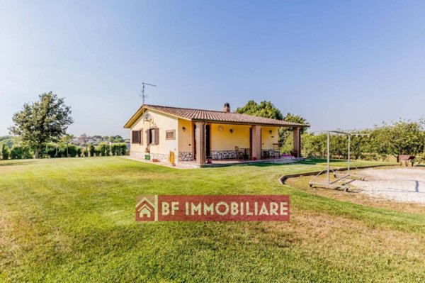 casa indipendente in vendita a Pomezia in zona Castagnetta