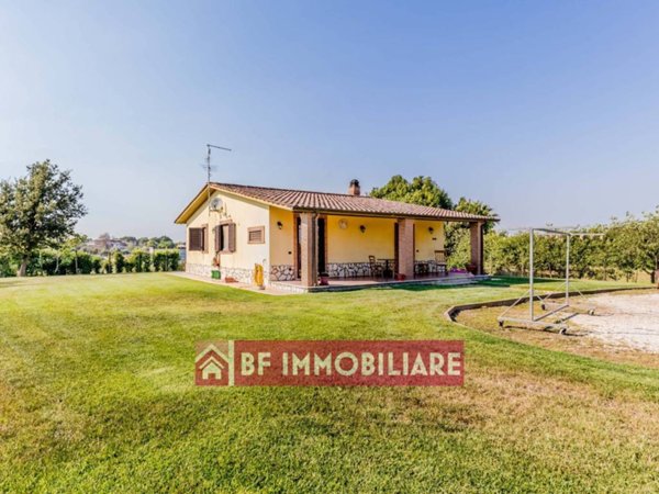 casa indipendente in vendita a Pomezia in zona Castagnetta