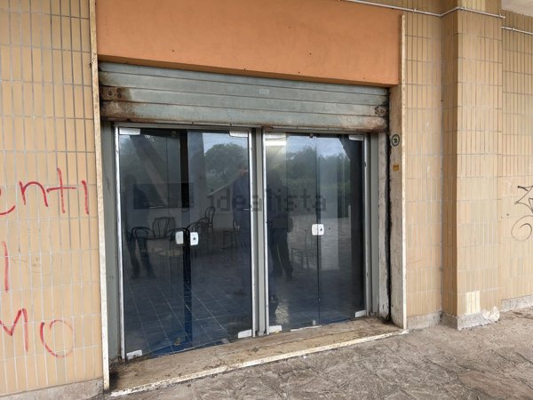 locale commerciale in vendita a Pomezia in zona Torvaianica