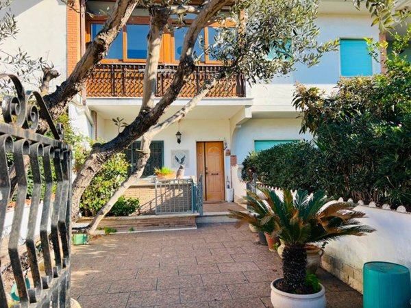 villa in vendita a Pomezia in zona Torvaianica