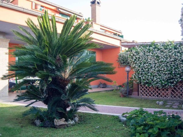 casa indipendente in vendita a Pomezia in zona Torvaianica Alta
