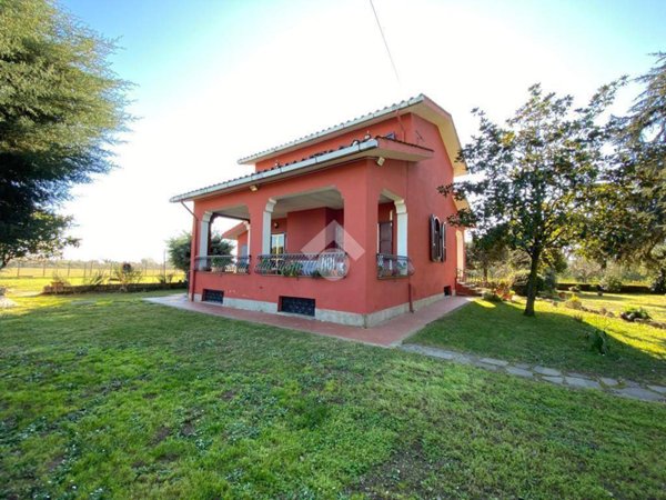 casa indipendente in vendita a Pomezia in zona Pratica di Mare