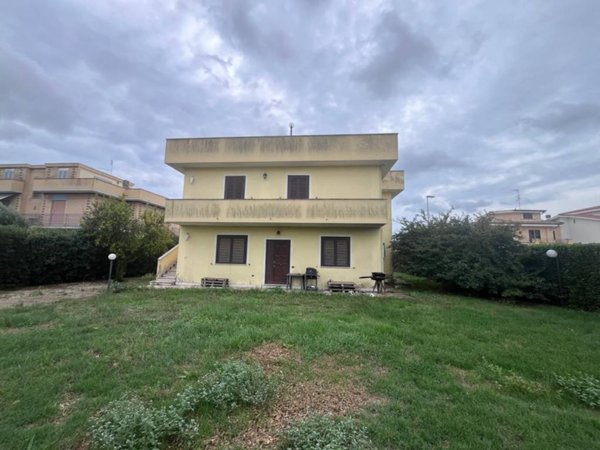 casa indipendente in vendita a Pomezia in zona Pratica di Mare