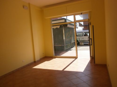 negozio in vendita a Pomezia in zona Campo Ascolano