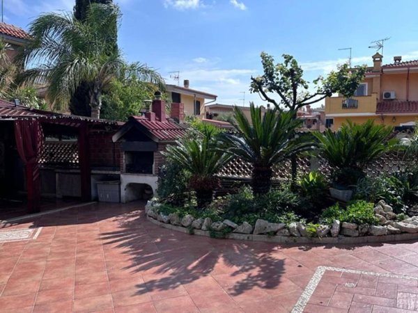appartamento in vendita a Pomezia in zona Pratica di Mare