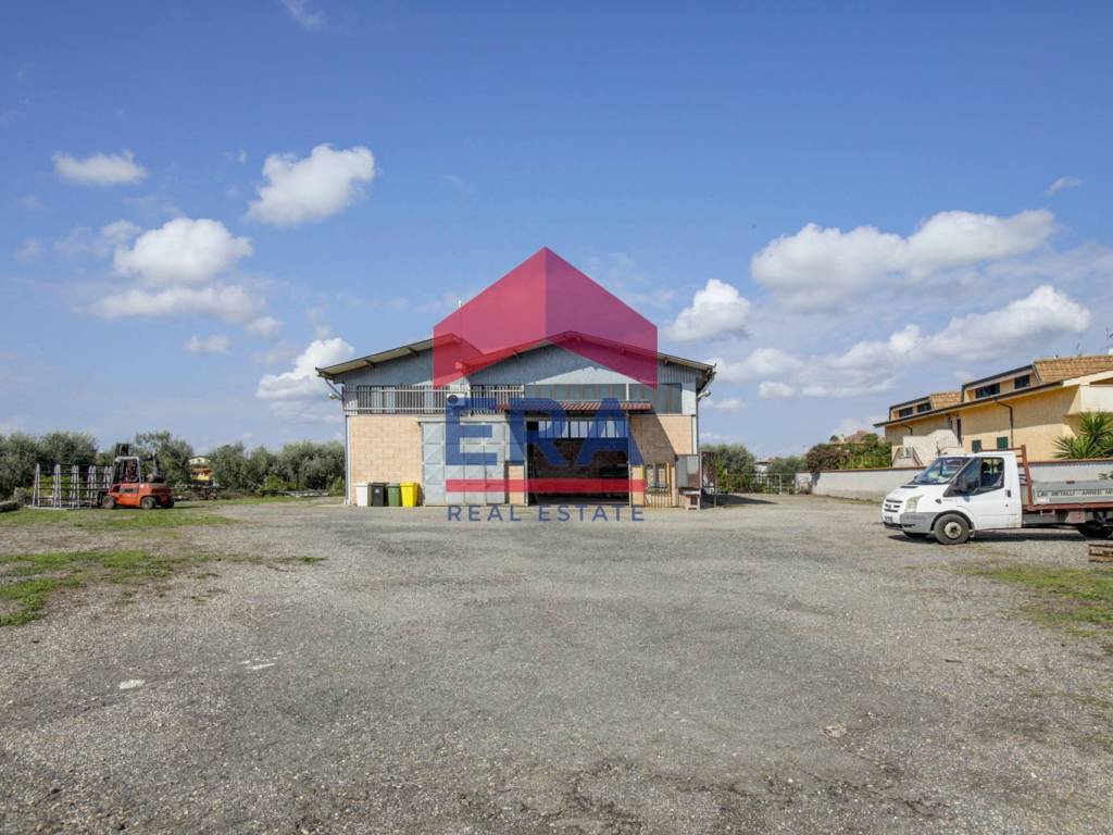 negozio in vendita a Pomezia in zona Castagnetta