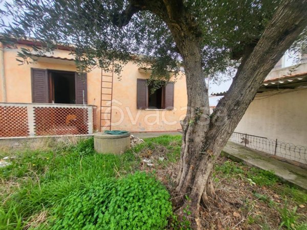 casa indipendente in vendita a Pomezia in zona Torvaianica