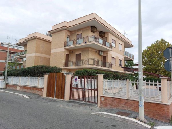 appartamento in vendita a Pomezia in zona Torvaianica