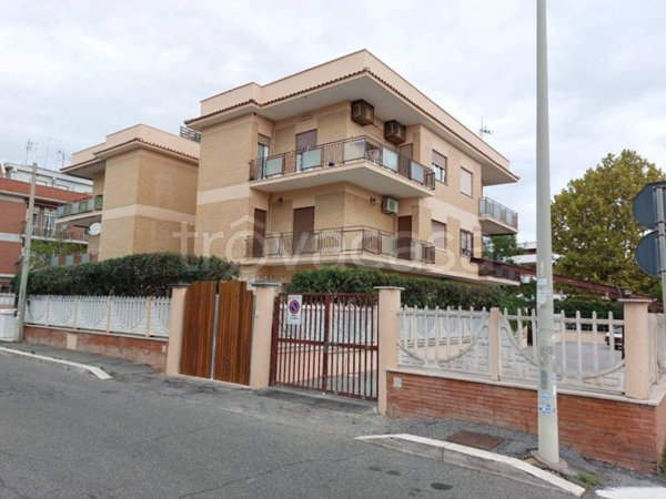appartamento in vendita a Pomezia in zona Torvaianica