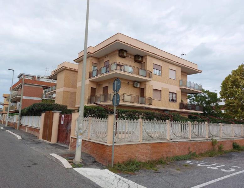 appartamento in vendita a Pomezia in zona Torvaianica
