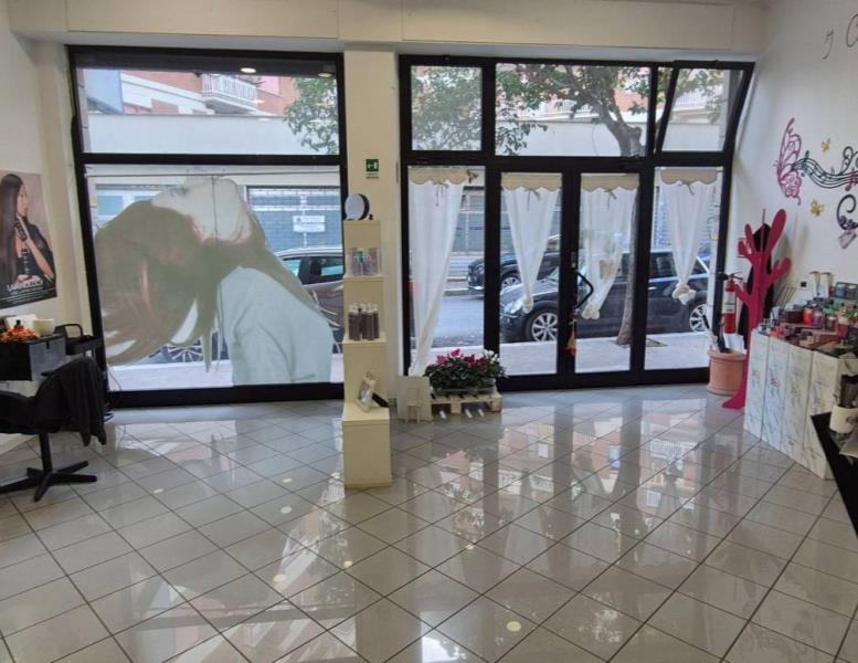 locale commerciale in vendita a Pomezia