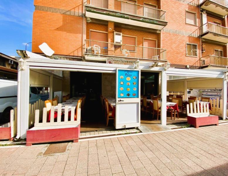 negozio in vendita a Pomezia in zona Torvaianica