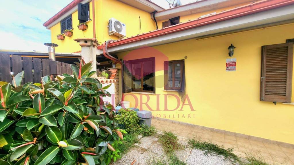 casa indipendente in vendita a Pomezia in zona Torvaianica
