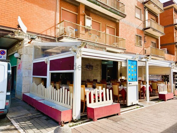 locale commerciale in vendita a Pomezia in zona Torvaianica