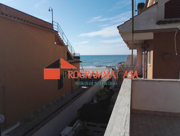 appartamento in vendita a Pomezia in zona Torvaianica