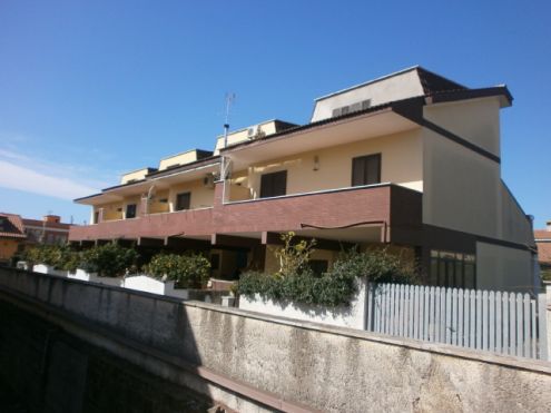 casa indipendente in vendita a Pomezia in zona Colli di Enea