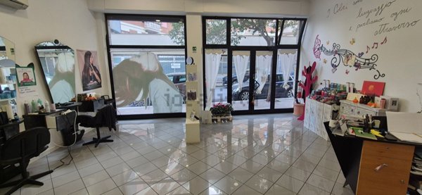 locale commerciale in vendita a Pomezia