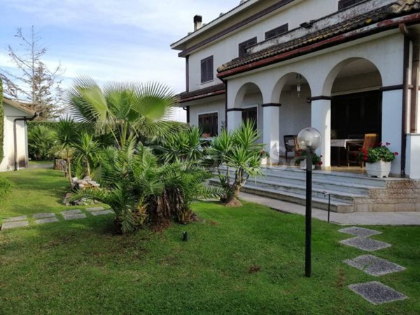 casa indipendente in vendita a Pomezia in zona Torvaianica