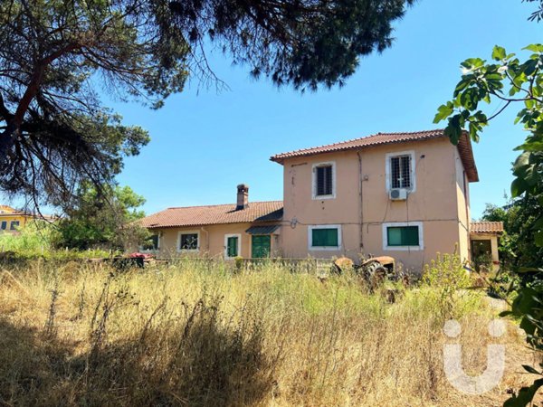 casa indipendente in vendita a Pomezia in zona Pratica di Mare