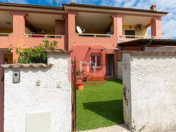 casa indipendente in vendita a Pomezia in zona Torvaianica
