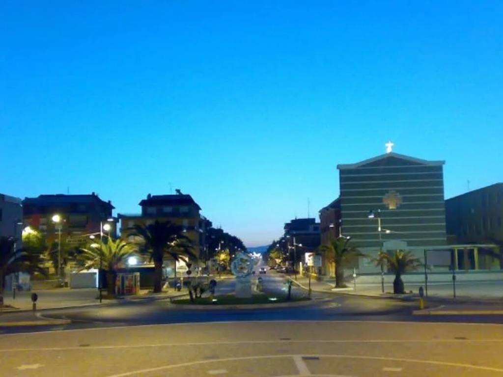 negozio in vendita a Pomezia in zona Torvaianica