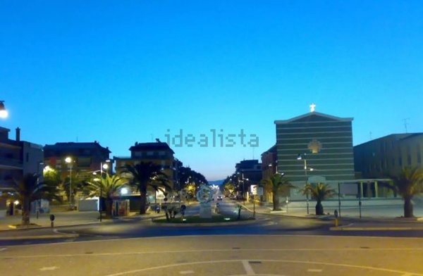 negozio in vendita a Pomezia in zona Torvaianica