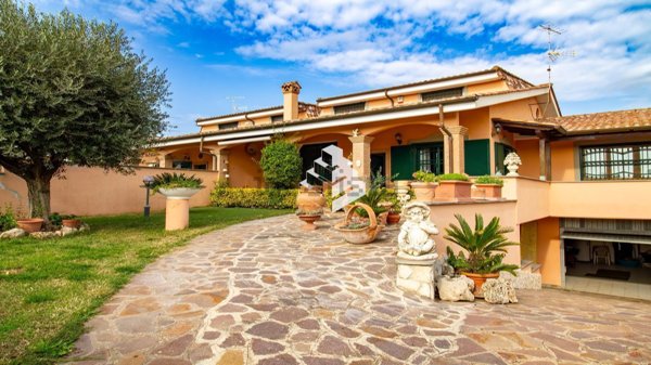 casa indipendente in vendita a Pomezia