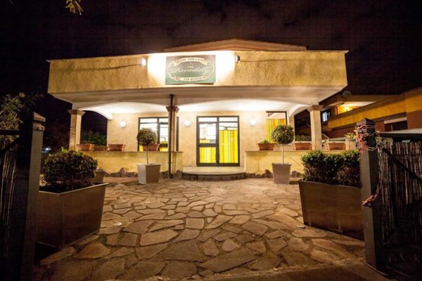 negozio in vendita a Pomezia in zona Torvaianica Alta