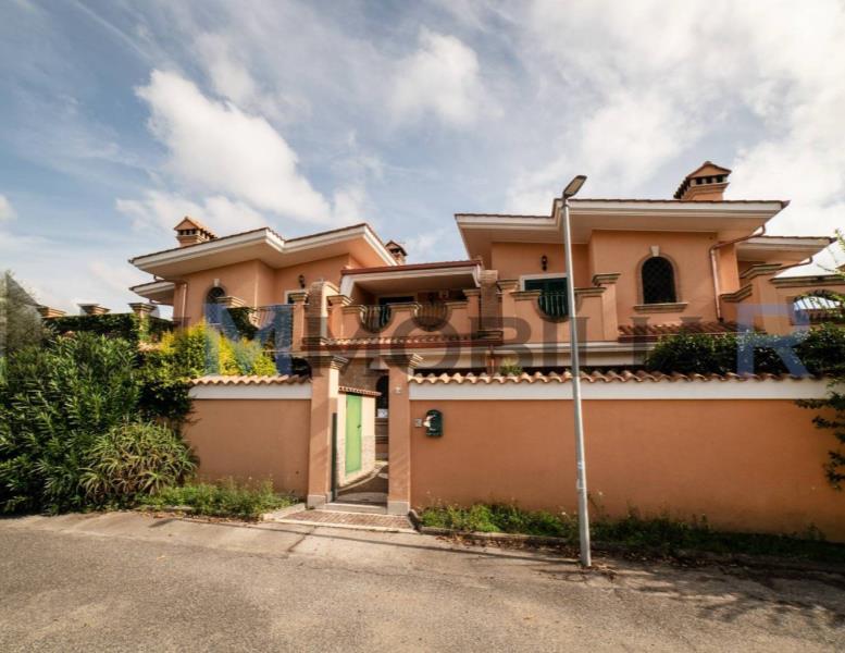 casa indipendente in vendita a Pomezia in zona Torvaianica