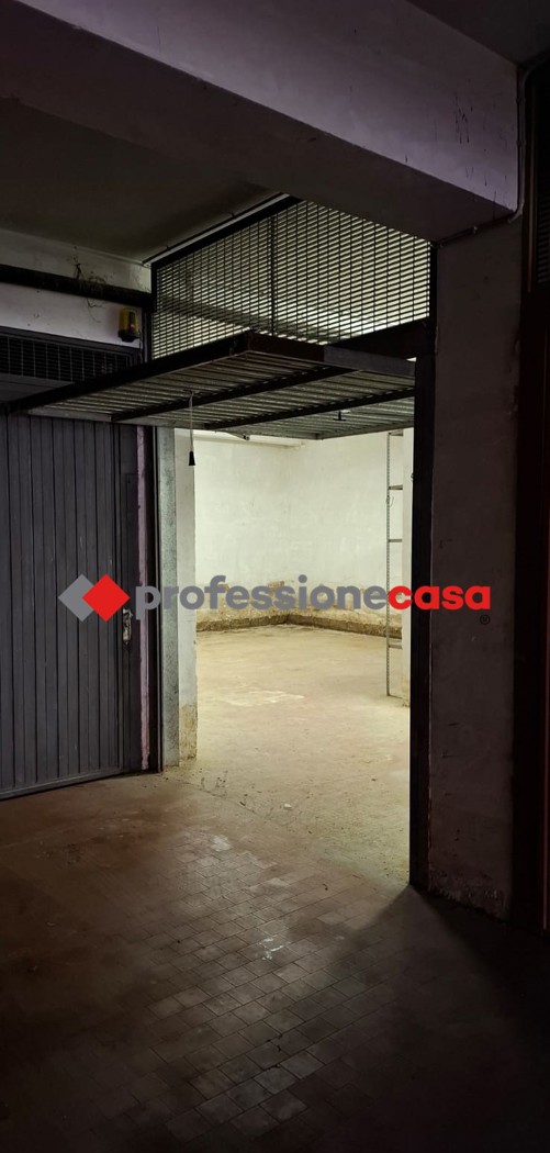 locale di sgombero in vendita a Pomezia in zona Campo Ascolano