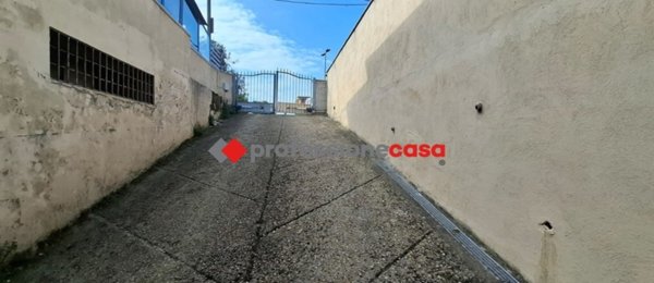 locale di sgombero in vendita a Pomezia in zona Campo Ascolano