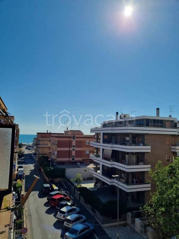 appartamento in vendita a Pomezia in zona Torvaianica