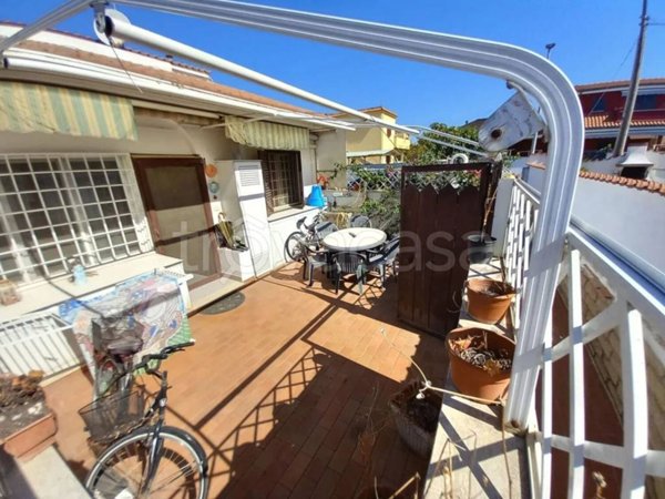 casa indipendente in vendita a Pomezia in zona Torvaianica