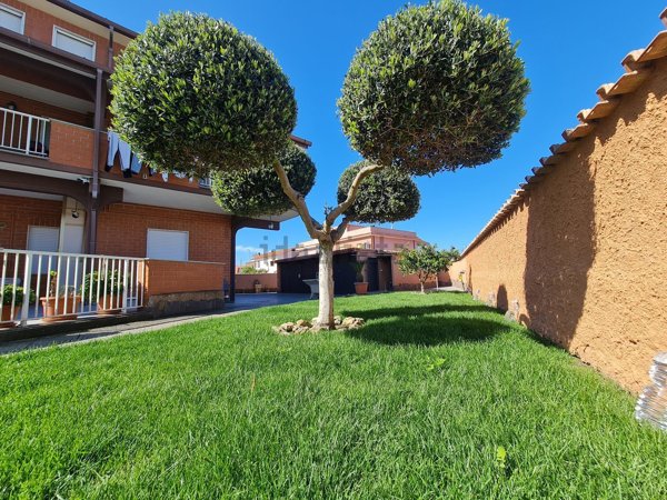 casa indipendente in vendita a Pomezia in zona Torvaianica