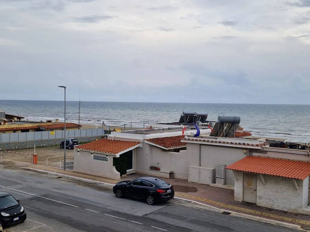 appartamento in vendita a Pomezia in zona Torvaianica