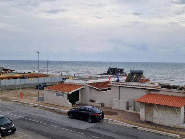 appartamento in vendita a Pomezia in zona Torvaianica