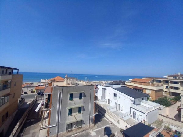appartamento in vendita a Pomezia in zona Torvaianica