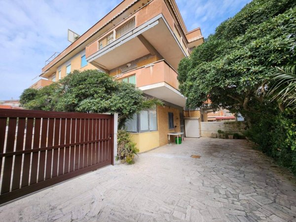 appartamento in vendita a Pomezia in zona Torvaianica