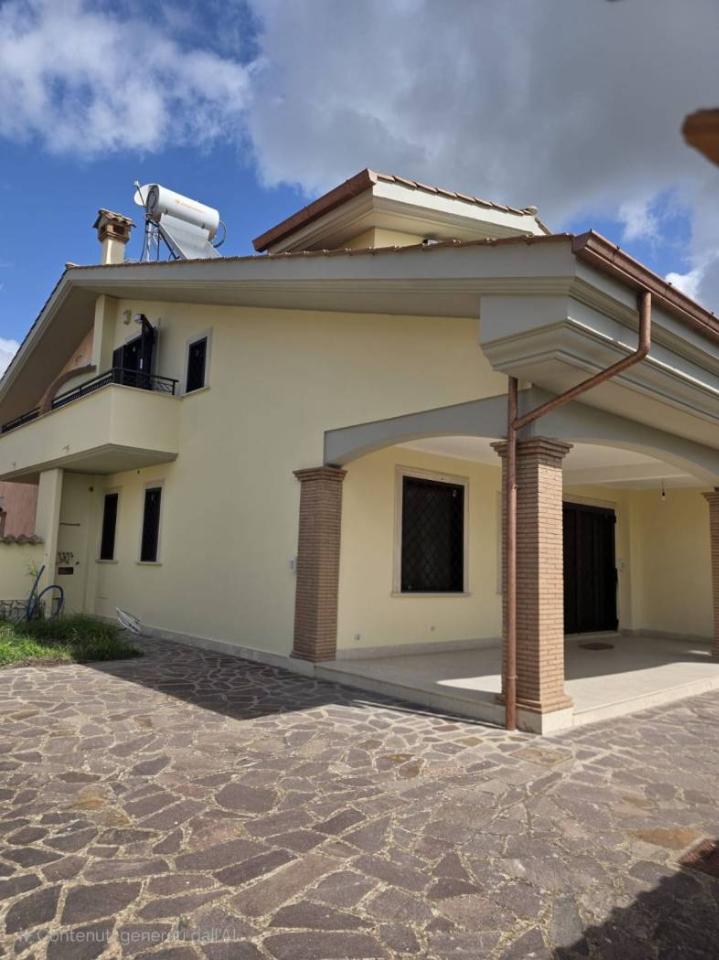 casa indipendente in vendita a Pomezia in zona Campo Jemini