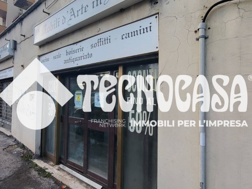 locale commerciale in vendita a Pomezia