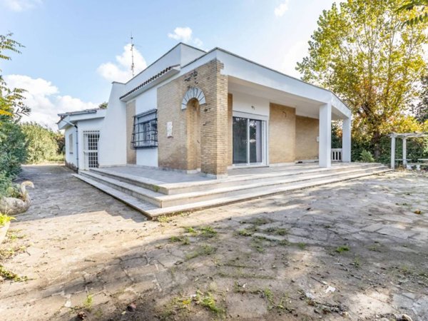 casa indipendente in vendita a Pomezia in zona Pratica di Mare
