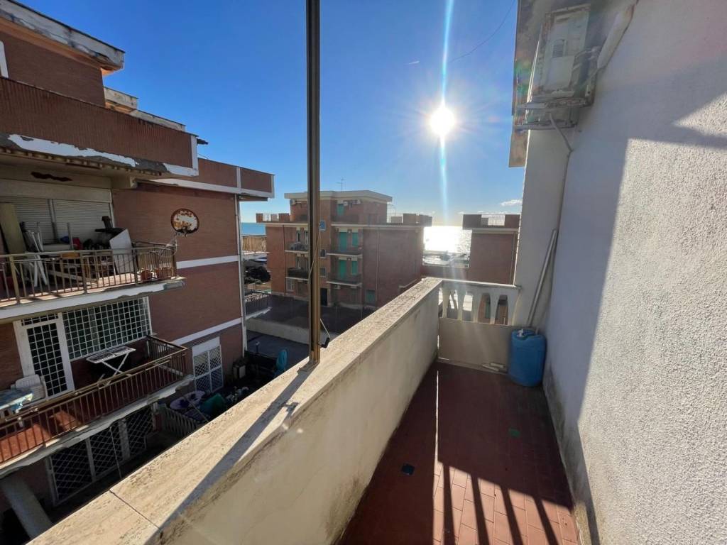 appartamento in vendita a Pomezia in zona Torvaianica