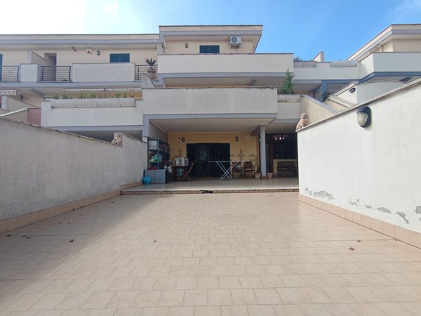 casa indipendente in vendita a Pomezia in zona Torvaianica