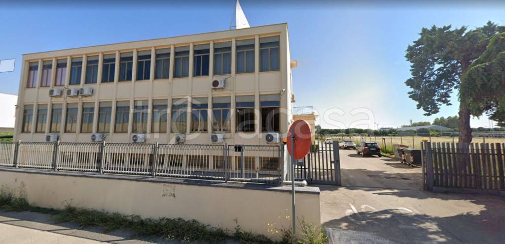 locale commerciale in vendita a Pomezia