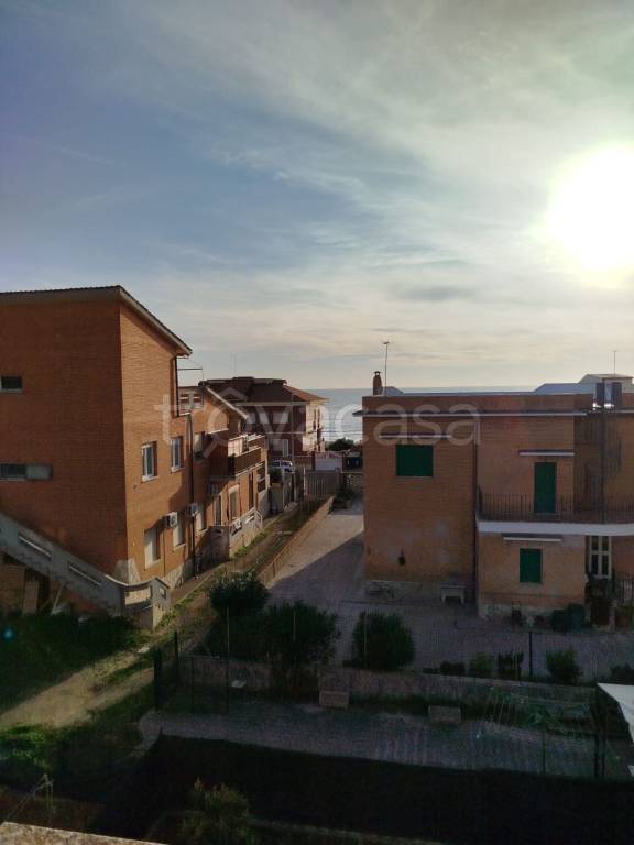appartamento in vendita a Pomezia in zona Torvaianica