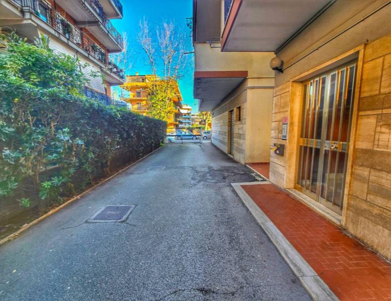 appartamento in vendita a Pomezia in zona Torvaianica
