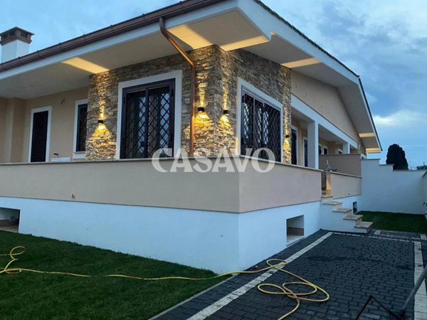 casa indipendente in vendita a Pomezia in zona Torvaianica Alta